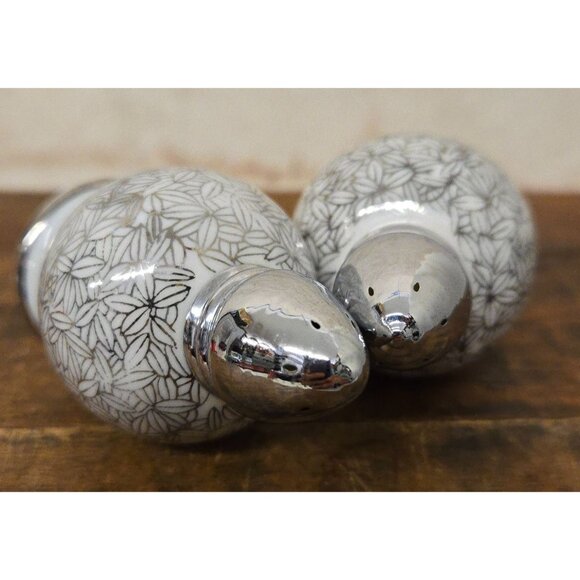 Irving W. Rice & Co Inc Hand Painted Porcelain Salt & Pepper Shakers Japan - Picture 2 of 4